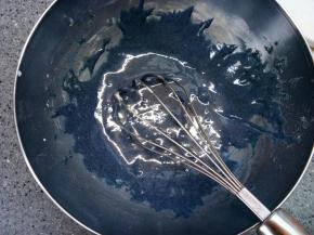 用手抽之字拌匀。预热烤箱150℃