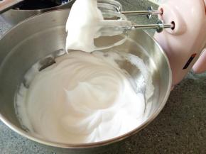 拿出蛋白，加入几滴柠檬汁先开低速打，出鱼眼泡放入三分之砂糖继续打到出现细密的小泡加入剩余糖的二分之一，开中速继续打到出现纹路再加入剩余砂糖，保持中速一直打到有出现明显纹路，开低速慢打，直到打到九分发，提起打蛋器有小小的弯钩即可。越到后面要多停下看几次以防打过头。
