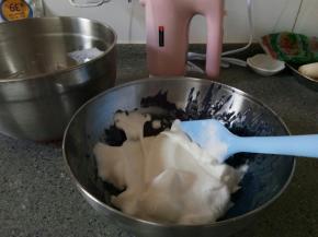 挖三分之一蛋白霜入面糊里，先之字划开，再翻扮均匀。