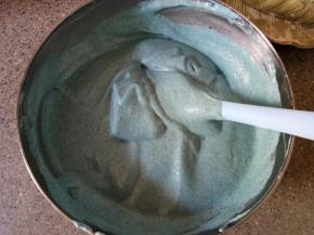 把面糊倒入剩余蛋白霜里翻拌均匀。