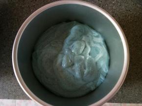 面糊离模具20公分高度倒入模具，放入烤箱150℃烤50分钟，根据自己烤箱调整。