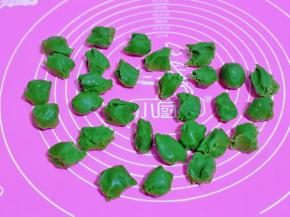 将面团从冰箱取出，分成等份的小面团。