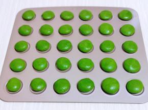 再揉成圆形，放入不粘烤盘中。