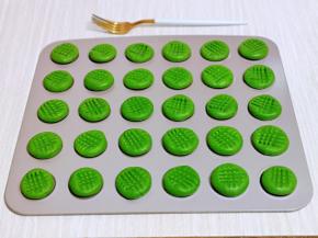 首先用叉子横着压出印，再将叉子竖着再压下去，这样就有了方格的压痕。