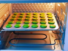 烤箱预热5分钟，之后将烤盘放入烤箱中层。