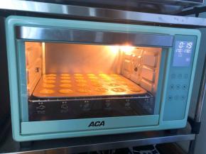 放入预热好的烤箱170度，上下火中层20分钟