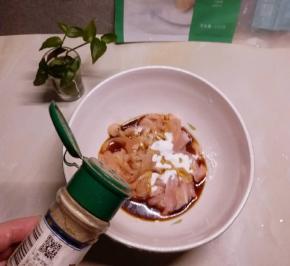 放入碗里 加入淀粉 盐 生抽 胡椒粉