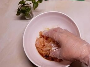 反复抓拌均匀
