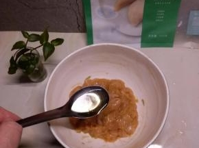 覆盖半汤匙食用油 保持水分  静置20分钟
