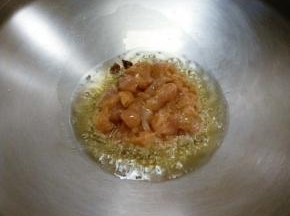 炒锅中加入花生油   油热爆香八角  改小火滑炒鸡肉