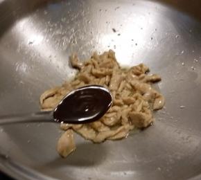 鸡肉炒变白色后 放入甜面酱