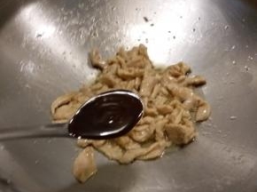 鸡肉炒变白色后 放入甜面酱