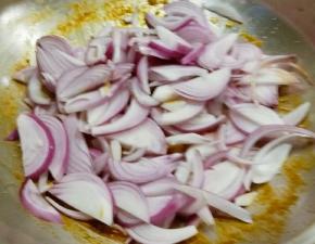 炒至汤汁变得浓稠 放入洋葱