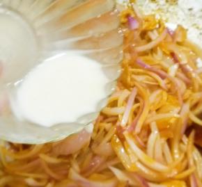 洋葱炒软塌后 放入水淀粉勾芡 