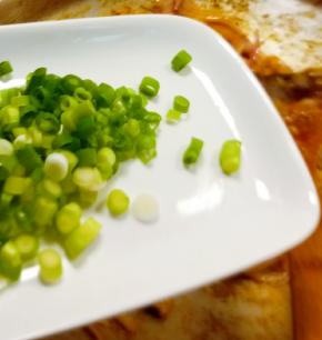 出锅前  撒上香葱圈  关火