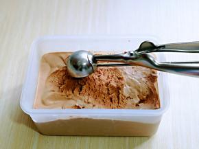 冷冻好的冰激凌取出，用冰激凌勺子挖圆球。(没工具可以省略)