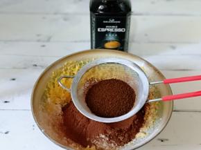 筛入低筋面粉，可可粉，咖啡粉。