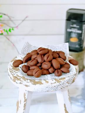 烤好后戴上隔热手套取出，稍稍凉一会。