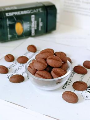 逼真的咖啡豆豆。