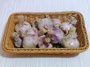 准备好新鲜的大蒜。