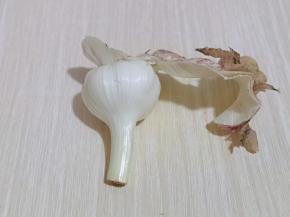 去掉老皮，也可以将蒜头掰开。