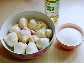 准备好白砂糖，米醋，我用的是黄色的米醋，可以根据个人喜欢选择米醋的颜色。