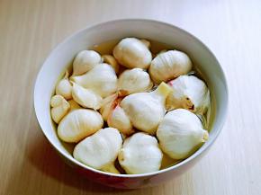 盖上保鲜膜，腌制一个月左右即可食用。(装蒜的器具一定要无油无水，之后密封好)
