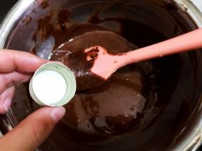 加入朗姆酒拌匀
朗姆酒跟巧克力味道最搭，不建议省去