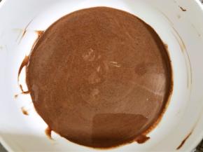 慢慢搅拌至巧克力融化顺滑后，盖上保鲜膜放入冰箱4个小时以上