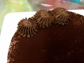 拿出之前冷藏好的可可奶油打发至硬挺，装入裱花袋里在表面挤出小花