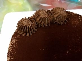 拿出之前冷藏好的可可奶油打发至硬挺，装入裱花袋里在表面挤出小花