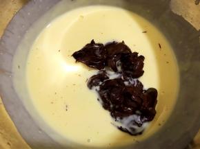 加入前面做好的蛋奶糊里混合均匀