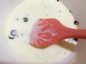 倒入巧克力碗里