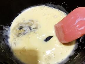 加入沥干水分的吉利丁片搅拌均匀备用