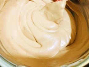 慕斯糊就做好了，做好的慕斯糊相对比较浓稠，如果你的慕斯糊很稀最好冷藏一会儿再用，以免后面蛋糕片会浮起