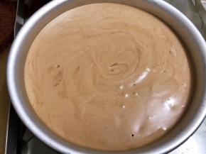 倒入全部慕斯糊震平后，盖上保鲜膜放入冰箱冷藏至凝固，最少4个小时