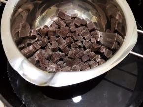黑巧克力隔热水融化