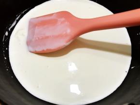 淡奶油放入小锅里加热至边缘起泡