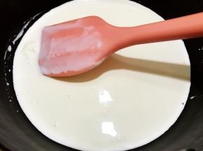 淡奶油放入小锅里加热至边缘起泡