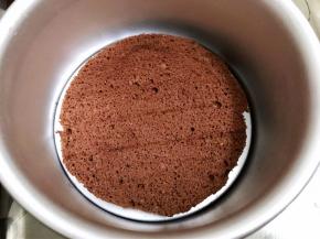 可可戚风蛋糕分成四到五片
六寸模具里先放入一片蛋糕片，倒入一半慕斯糊