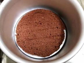 可可戚风蛋糕分成四到五片
六寸模具里先放入一片蛋糕片，倒入一半慕斯糊