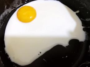 牛奶放入锅里，加入蛋黄混合均匀