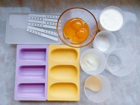 准备好模具和各种食材。糖量可根据口味酌情增加。