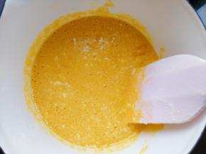 将生蛋黄加水搅匀，再加入炼乳和奶粉倒入小锅拌匀。