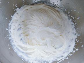 冷藏了一夜的淡奶油加细砂糖和香草精，稍微打发到变得粘稠。