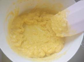 用小火加热，不停搅拌，直到锅中的液体变的粘稠，锅底出现一层膜，倒出晾凉。