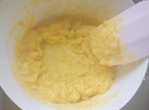 用小火加热，不停搅拌，直到锅中的液体变的粘稠，锅底出现一层膜，倒出晾凉。