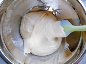 加入第3步晾凉的蛋黄糊，用打蛋器混合成均匀的糊状。