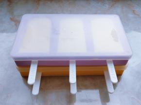 盖上盖子，摞起来放入冰箱冷冻一晚，着急吃的话4-6小时也可以。