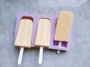 将模具取出，轻轻掰动硅胶，捏着手柄朝内推，很容易就脱模了。